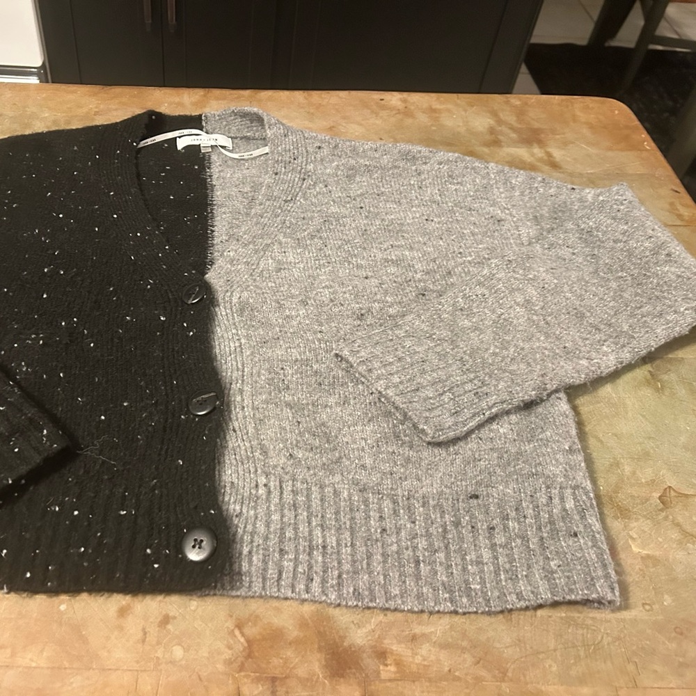 Women’s cardig Sweater John & Jenn. size medium